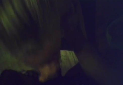 Baiser ma femme avec un étranger. cum dans ma bouche.