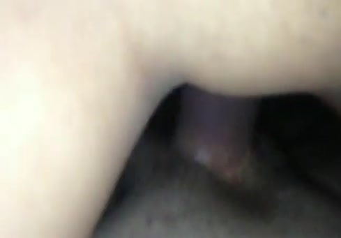 Elle aime sucer la bite quand je suis à la maison.