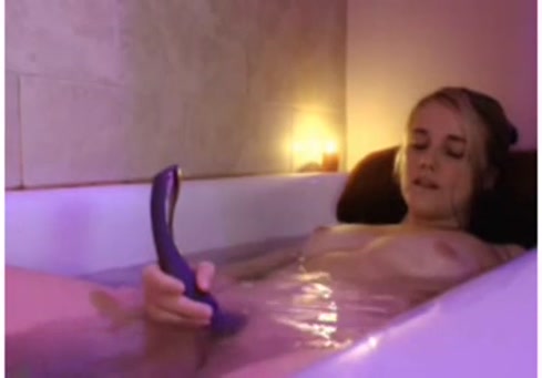 Amateur couple ayant des relations sexuelles dans le bain.