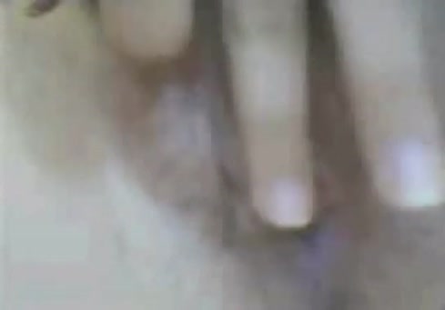 Une fille asiatique sexy se masturbe et gicle sur un show webcam.