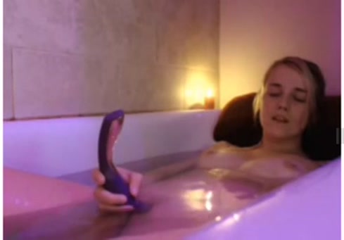 Adolescent excité prend gode épais dans son cul après le bain.