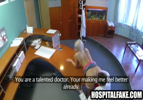 Une blonde mignonne se fait baiser par une bite géante.