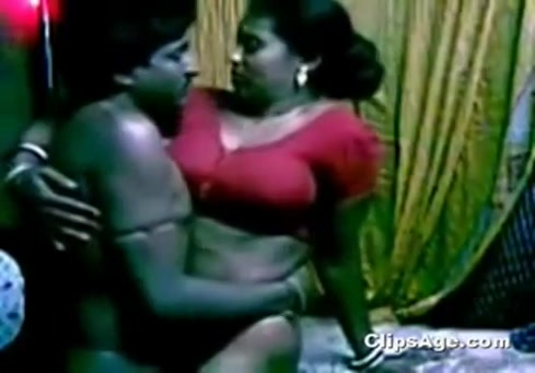 Femme baiseuse avec sperme dans la bouche, sperme dans la bouche, avaler et boire du sperme