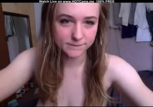 Une jeune femme aux gros seins et à la chatte poilue se masturbe avec de la lotion.