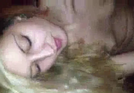 Elaina raye a surpris lex-copine de son amant, diana doll, en train de soccuper de lui sur le sol de leur chambre à coucher