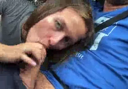 Yo, une salope asiatique est en train de me frotter le cul avec du savon, puis elle va me finir la bite jusquà ce que je lui explose sur le visage.