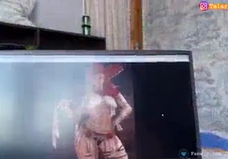 Deux gouines chaudes, assoiffées et sexuellement chargées se mettent à genoux et adorent les pieds de lautre avec une intensité passionnée.