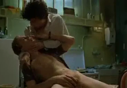 Elle sest fait baiser par son petit ami et son grand-père en même temps, alors quils se réunissaient en famille