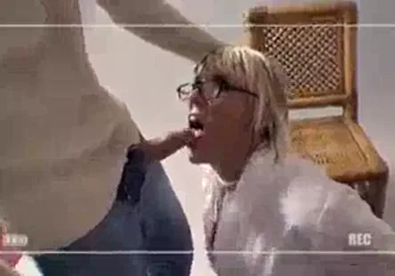 La petite écolière de papa a une putain dattitude de dur à cuire.