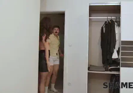 Ma méchante nana prend son pied toute seule, en se doigtant comme une vraie amatrice.