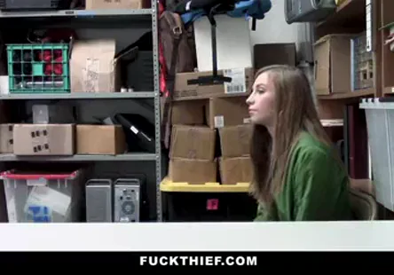 Je suis une danseuse de gogo et mon visage est collant comme une chatte asiatique pour une tarte aux cerises.