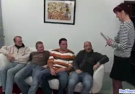 La milf japonaise manami komukai se fait baiser par deux mecs dans une scène à trois.