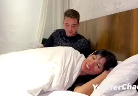 Fakeagentuk sale blonde en chaleur qui a besoin dune bite dans son cul.