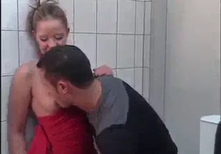 Une fille très sexy avec de gros seins, un cul serré et une peau parfaite, qui est prête à faire nimporte quoi pour les caméras