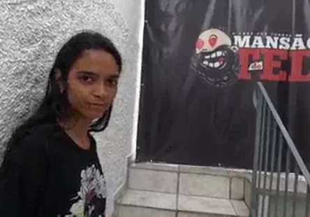 Lamour de mon jeune homme est doux, mais il na aucun goût pour ma chatte enrobée de sucre. jai besoin de quelquun qui puisse la lécher comme un gâteau.