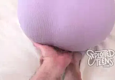 Wet n wild sophie dee et yuri beltran mettent du lubrifiant et se salissent dans la baignoire