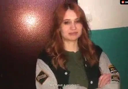 Adriana chechik supplie un homme de lui mettre la bite dans le cul alors quelle est trempée par la passion.