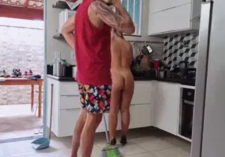 Une fille française en chaleur avec de gros seins se fait pénétrer deux fois par deux gars, tout en recevant des éjaculations faciales sur son visage.