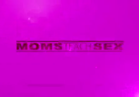 Cette petite jeune fille a pissé une juteuse charge de fesses.