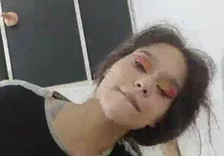 Homme hétéro nu se branlant sur une grosse bite.