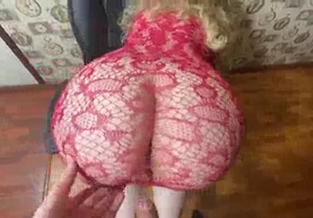 Tatoué ebony teen baisé doggy et avale le sperme.