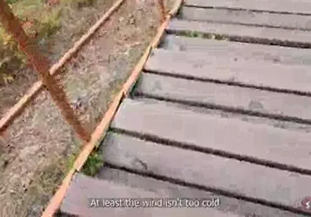 Adolescente asiatique mignonne aime monter un énorme gode.