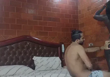 8 filles très chaudes se déshabillent et frottent leurs chattes sous un jet deau chaude, tout en gémissant de plaisir pendant quelles savonnent leurs corps parfaits.