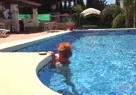 Une salope brune aime la gorge profonde et la baise brutale.