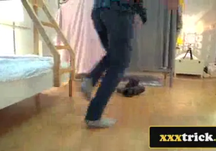 Un gros homme séclate la cerise avec sa copine.