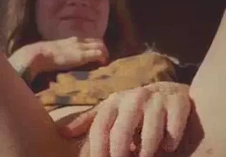 Femme chaude baisée dans la salle de bain par une jeune bite pendant que le mari est au travail.