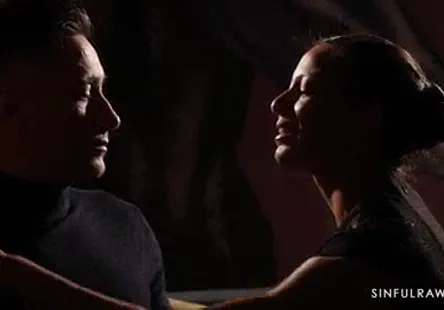 Gros cul débène se fait pilonner par une grosse bite noire.