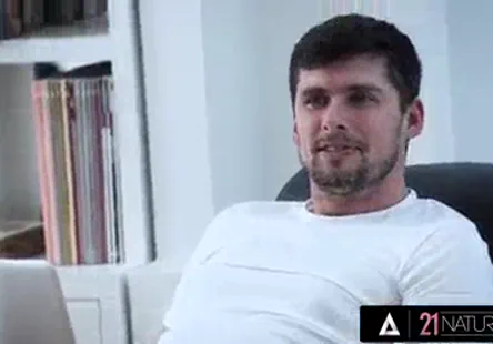 Sa femme sen va, alors il se tape la grosse comme dans un film porno.