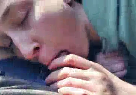 Kelly star suce une bite et en baise une autre.