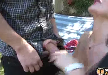 Une jeune blonde salope se tape la chatte et le cul avec des strap-ons massifs.