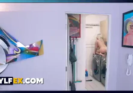 Déesse sexuelle jouant avec un gode ardent