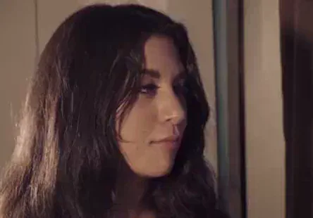 Un mec chaud baise une belle jeune femme