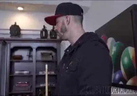 Les femmes européennes couinent de plaisir pendant les gangbangs.