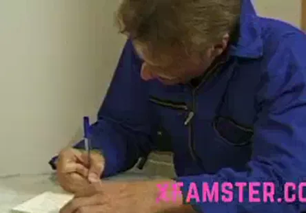 Cette femme dâge mûr fait une fellation incroyable, si vous voyez ce que je veux dire.