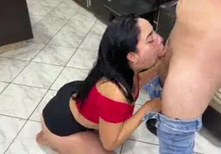 Le visage de sally est pilonné par une bite dure.