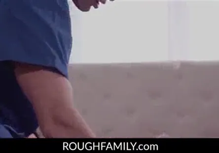 Hot babe en collants et lunettes joue avec sa chatte.