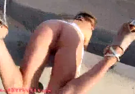 Une sale blonde se saoule et commence à pisser sur le sol avant de se prendre un gode dans le cul