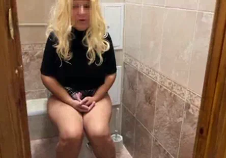 Une pute tchèque avec des melons massifs reçoit une bite dans son cul par un maniaque assoiffé de bite qui ne peut pas se passer de sa chatte serrée et la baise durement jusquà ce quil tire sa charge sur son visage.