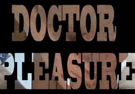 Des seins naturels se balancent de haut en bas alors quelle se fait marteler.