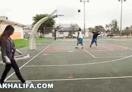 Spring senvoie en lair avec un mec noir.