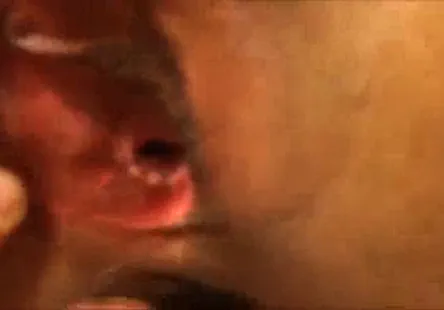 Une mère mature à la chatte touffue a pris lhabitude dinspecter ses propres parties intimes en regardant du porno hard à la télévision.