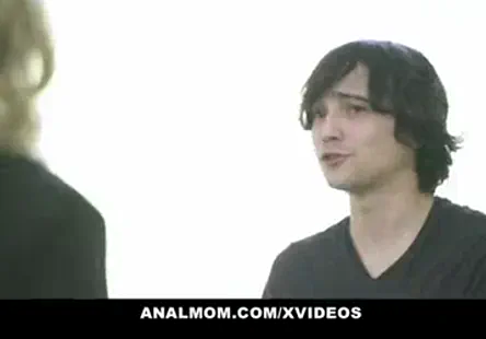 Raina a pour hobby de senvoyer en lair avec des inconnus dans des parkings pendant que sa chatte dégouline sur le revêtement, cest pourquoi elle aime se faire baiser rapidement et durement dans sa voiture gratuitement.