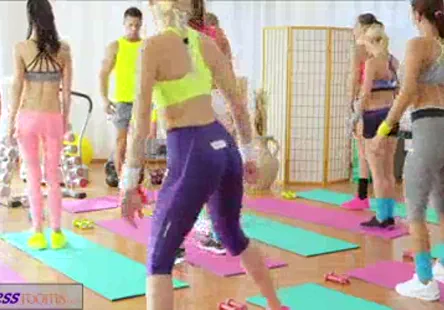 Natali blue, vraie amatrice, se fait sucer en profondeur dans une voiture