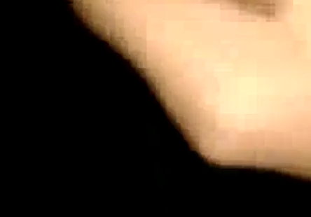 Une petite fille sexy se fait pilonner le cul par une bite.