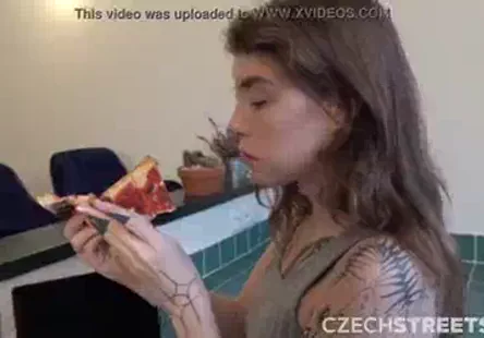 Jai un ange adolescent chaud et excité qui aime me baiser dans le cul tout en mappelant son papa