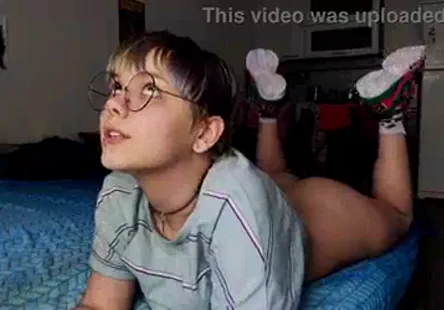 Il sagit dune petite fille, qui a été très bien traitée, et qui sest fait un plaisir daller se faire foutre au fond de son cul.